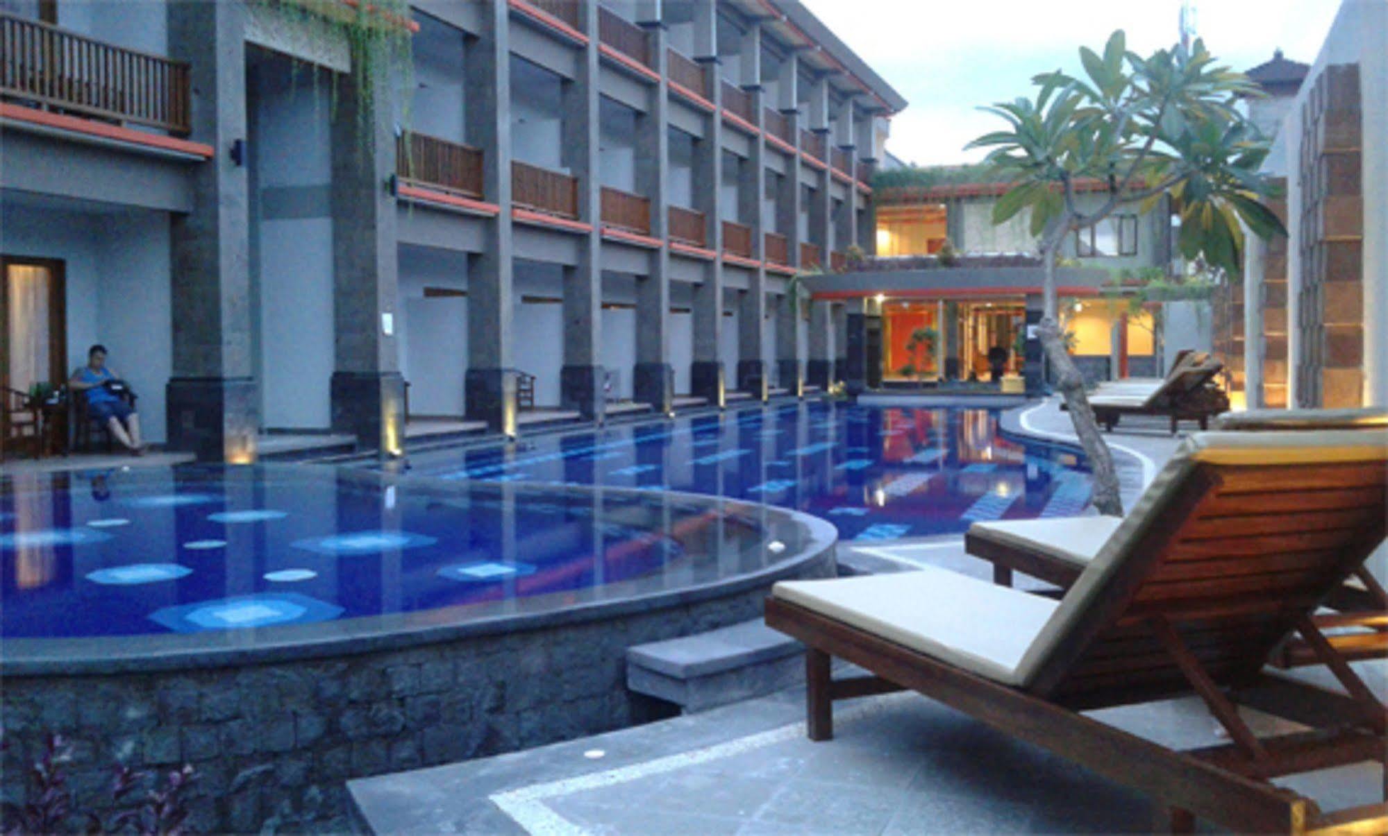 Grand Sinar Indah Hotel Легиан Екстериор снимка